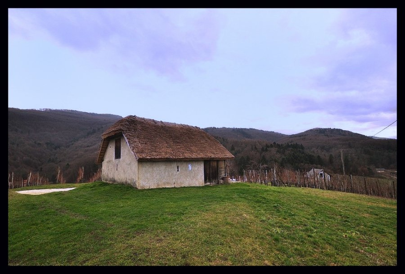 Zidanica na poti na Javorovico by Marjan