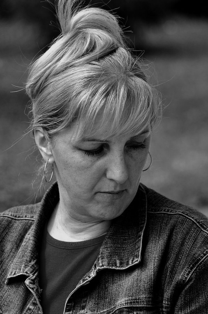 Izza vogala..., by Marjan