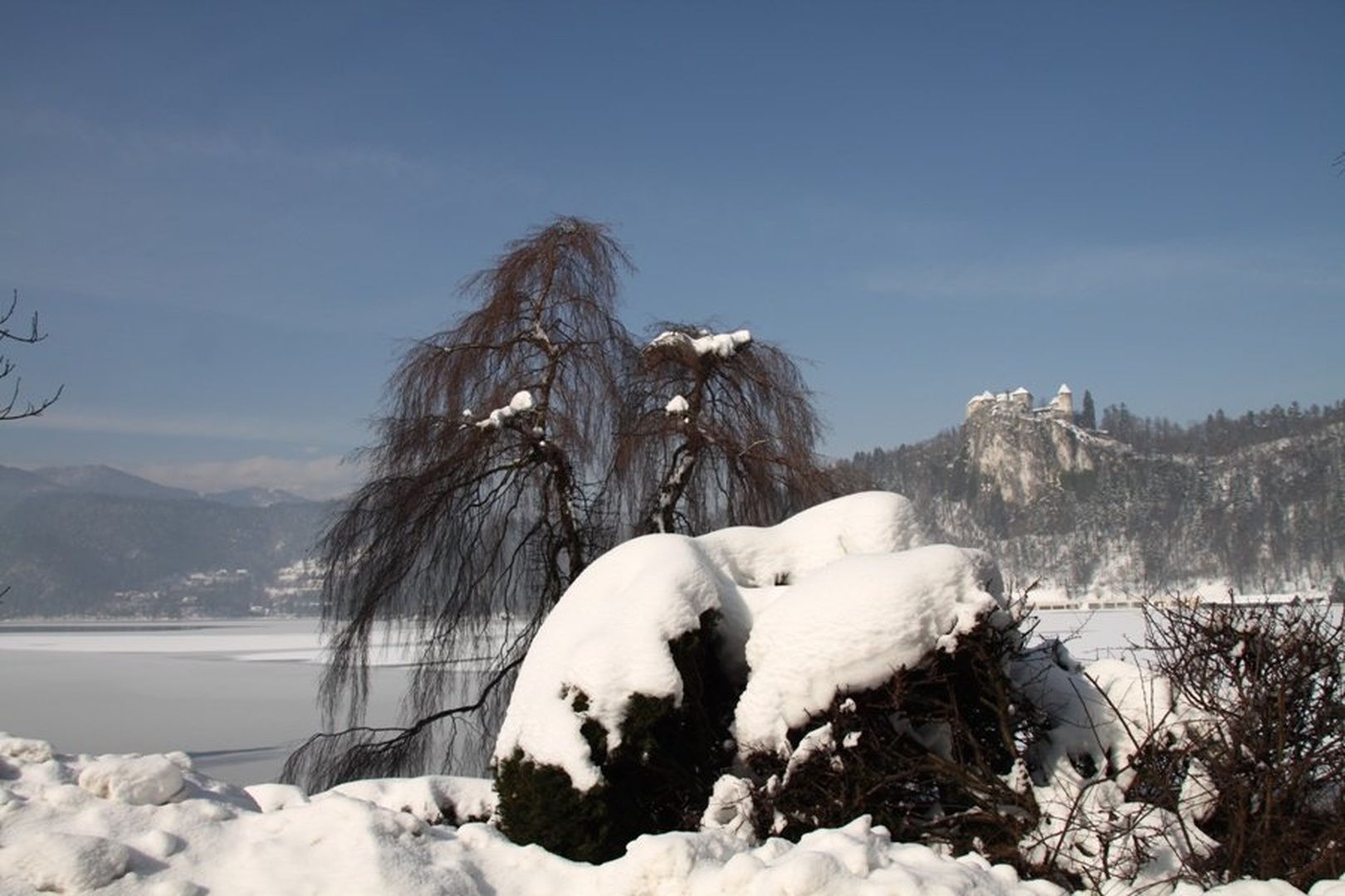 zaledenelo jezero by