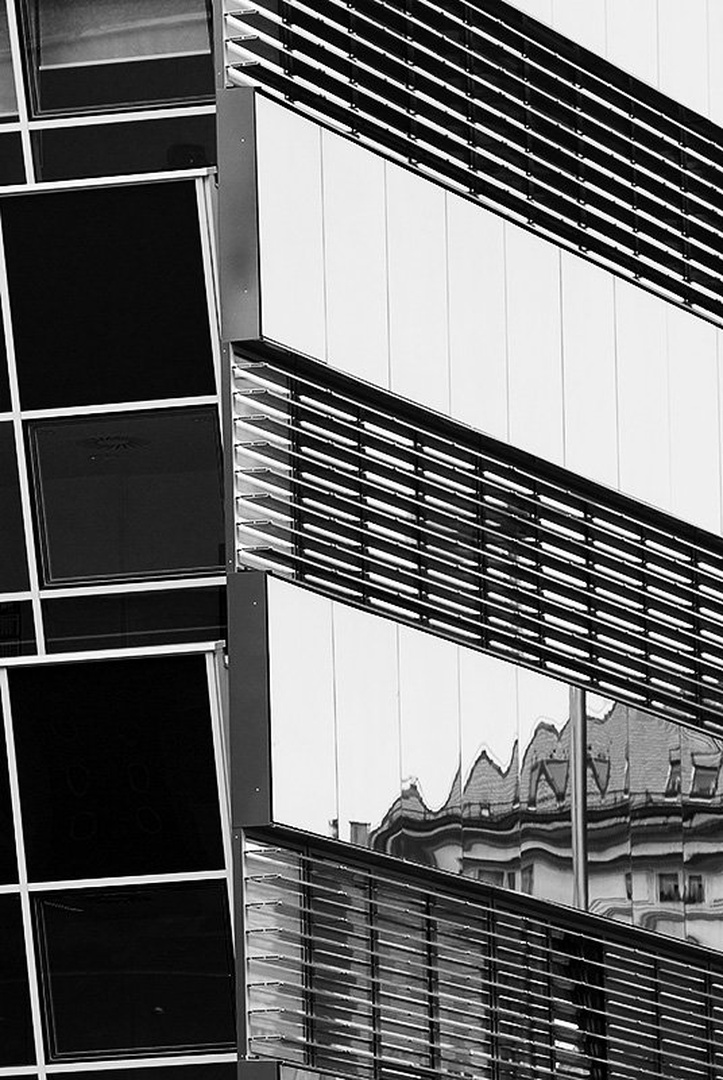 Arhitekturne refleksije by Gregor Harih