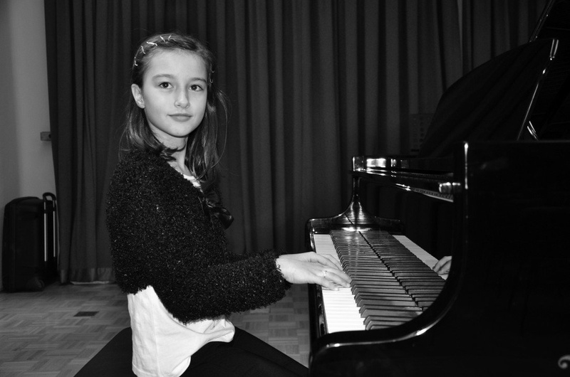 Pianistka by Aleksander Jug