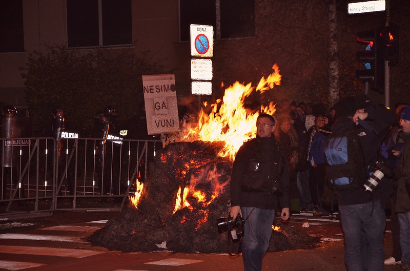 Plamen demonstracij by Tomaž Janežič