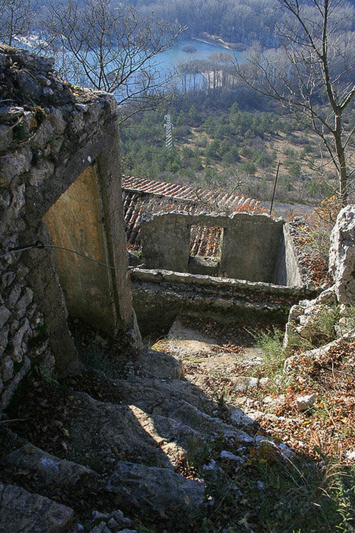Zapuščena vas nad Doberdobom by Kostja Prinčič