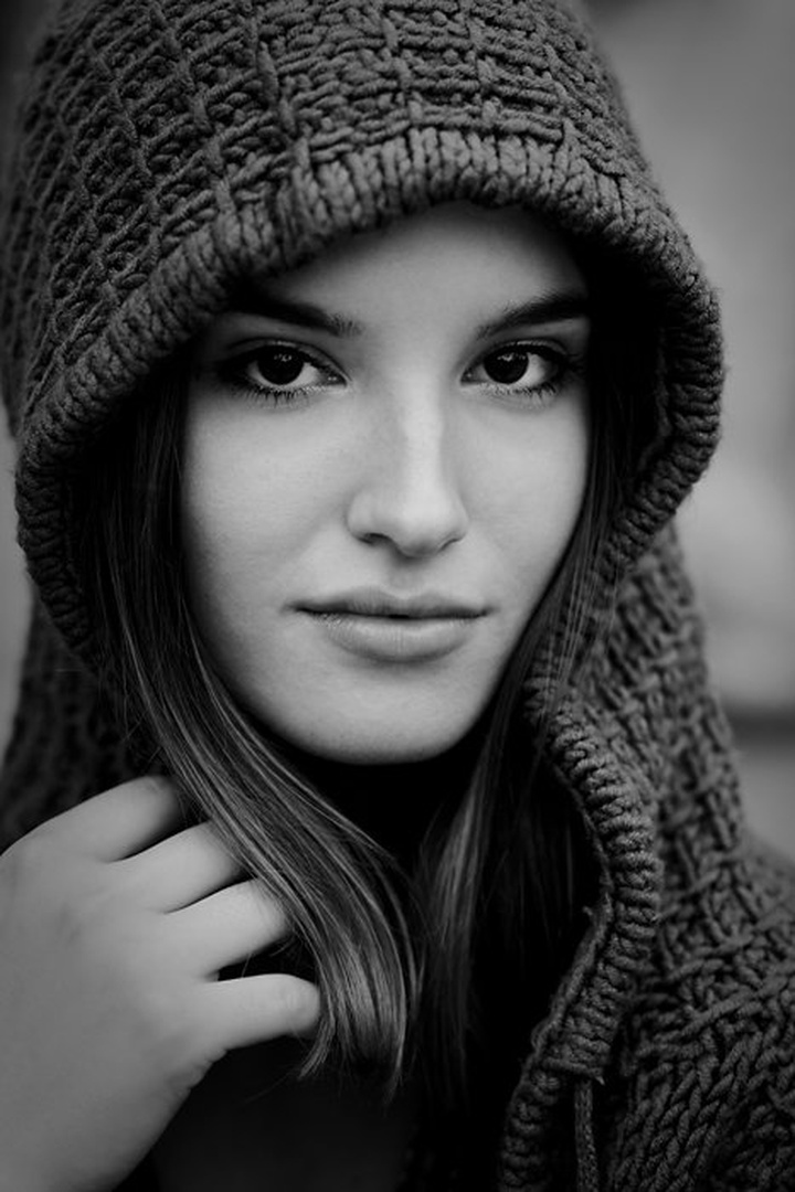Simona by Peter Bernik