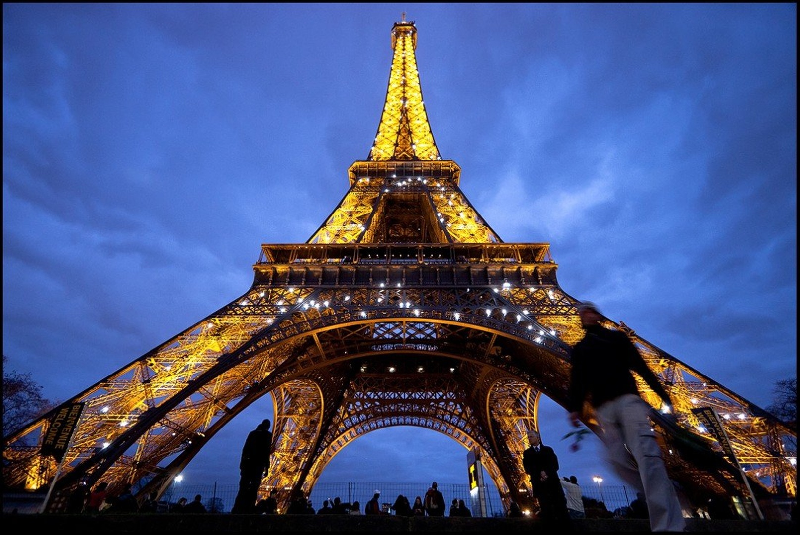Eiffel tower goes in to the night... by Iztok Hvala