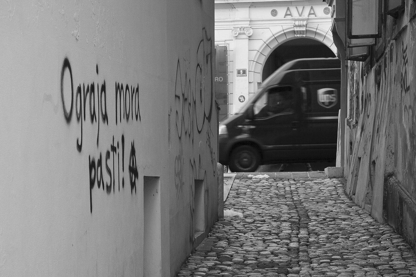 Ograja mora pasti ... by luka567