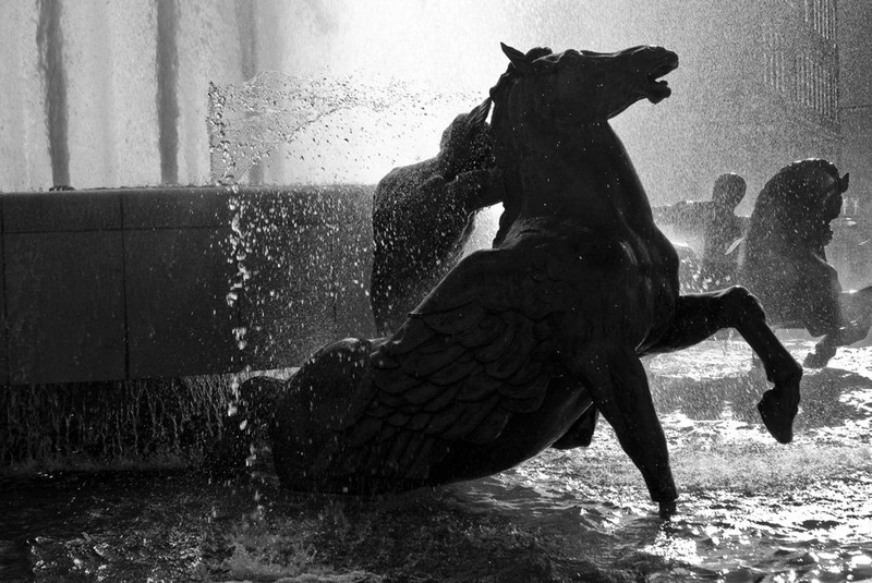 La fontaine du Soleil by Oz