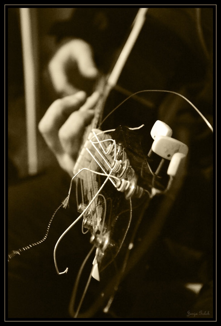 Ples strun / Dancing strings by Janja Golob