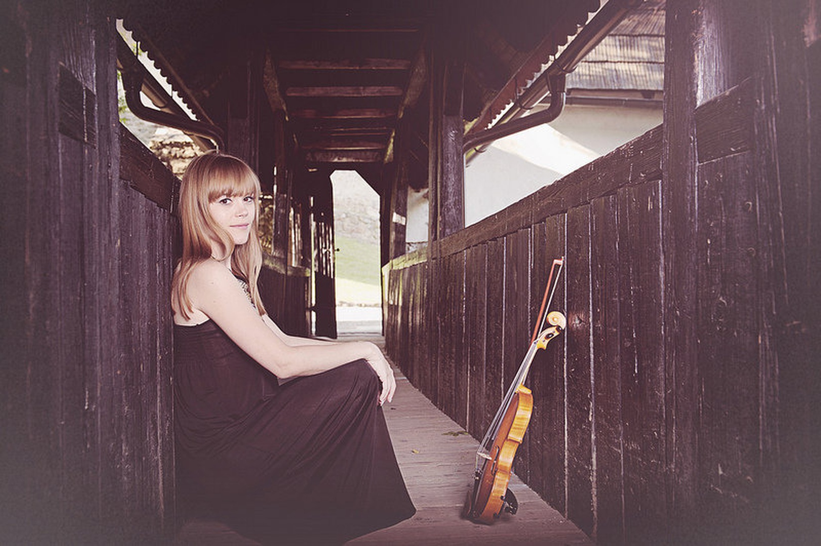 Violinistka II by Inaya