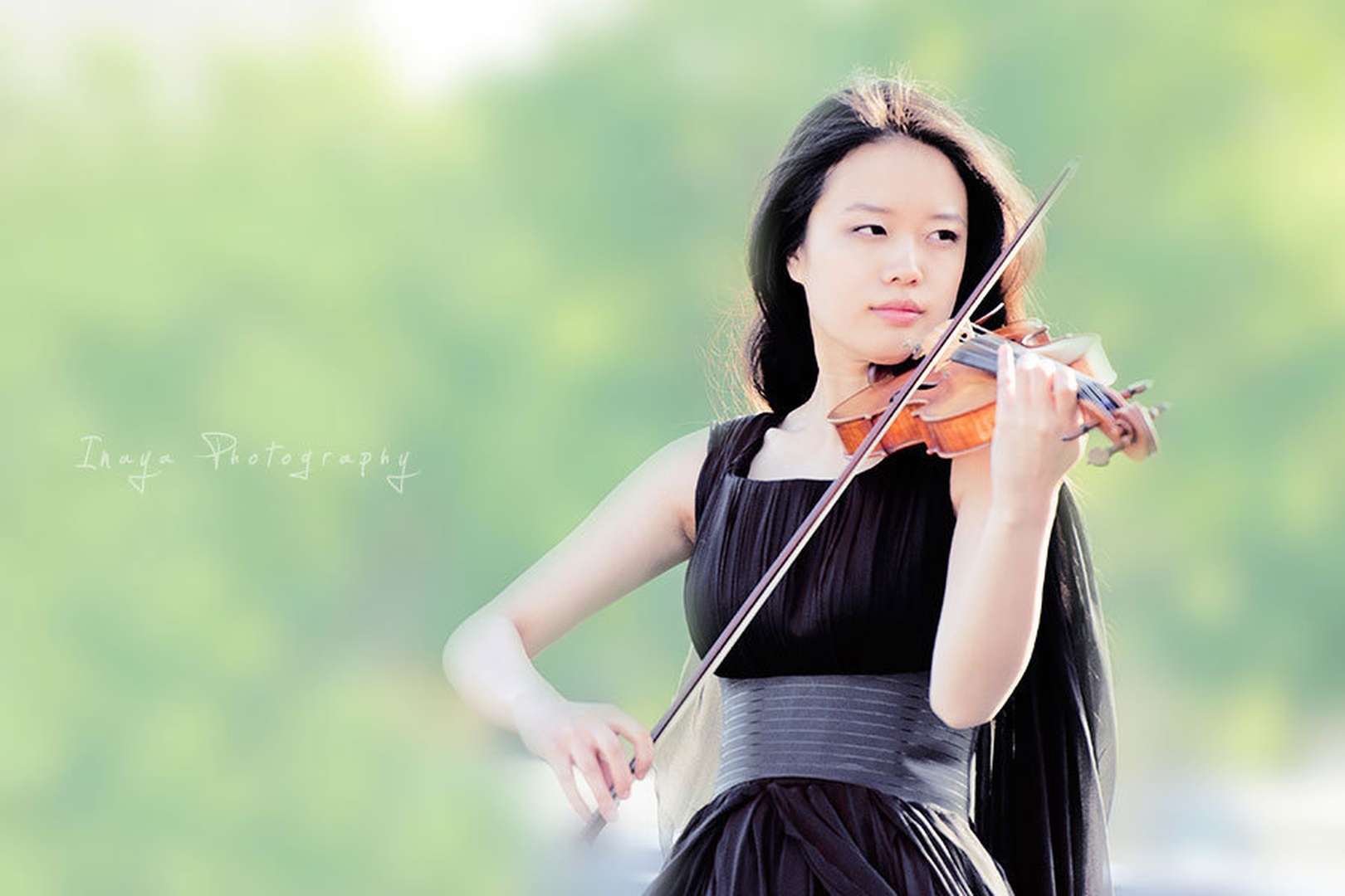 Violinistka by Inaya