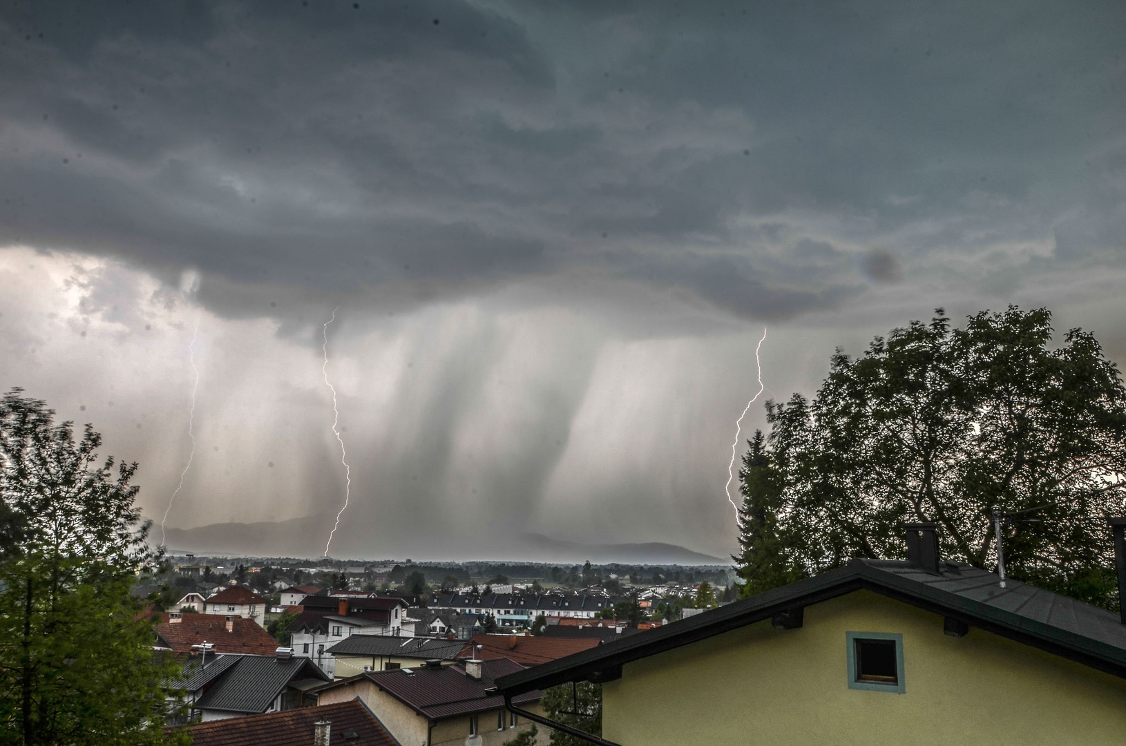 Nevihta nad Ljubljano by Matic Pandel