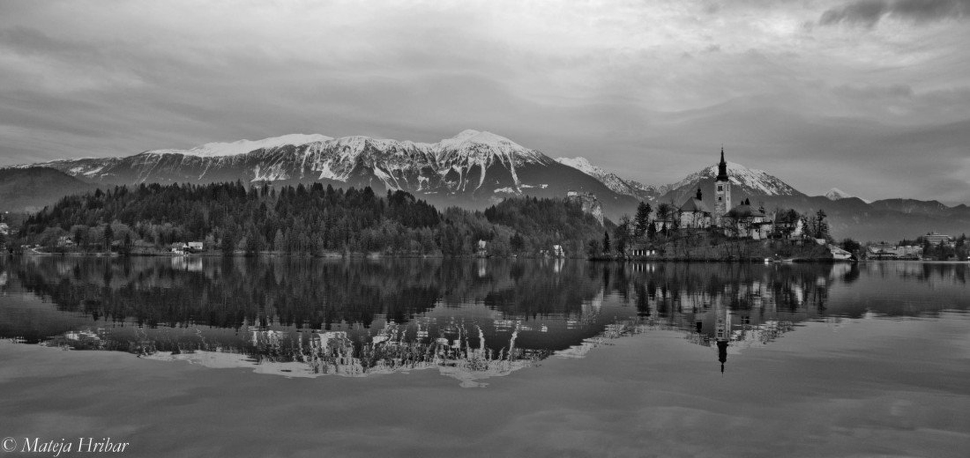 otocek sredi jezera, gori pa cerkvica by Mateja Hribar