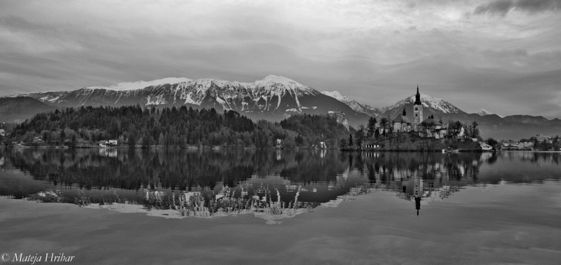 otocek sredi jezera, gori pa cerkvica by Mateja Hribar