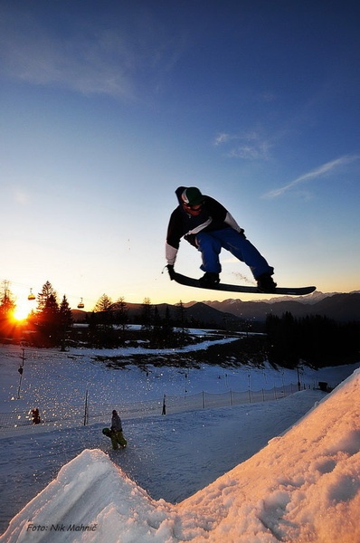 snowboarding by nik mahnič
