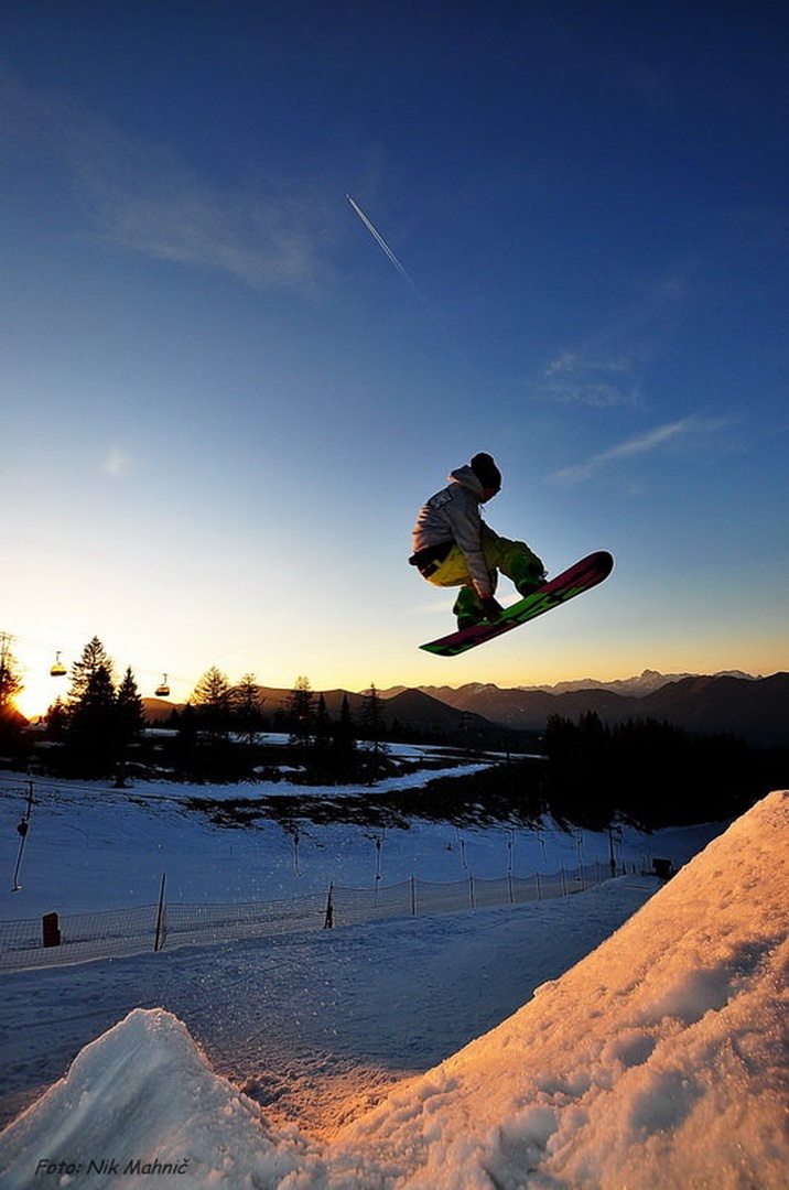 snowboarding by nik mahnič