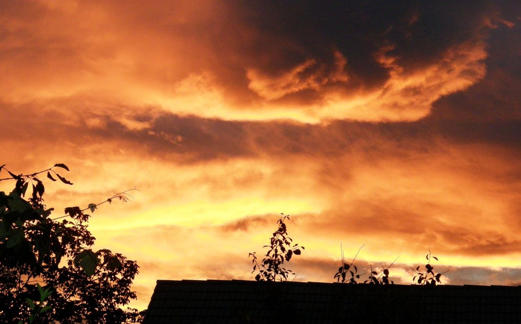 the sky in flames... by Lara
