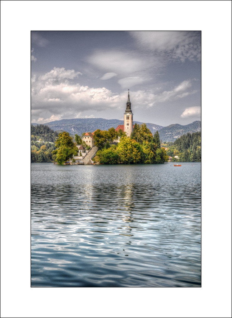 otoček sredi jezera by Anja