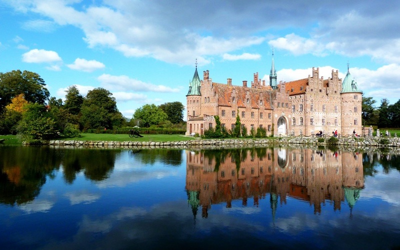 Egeskov castle by Robert