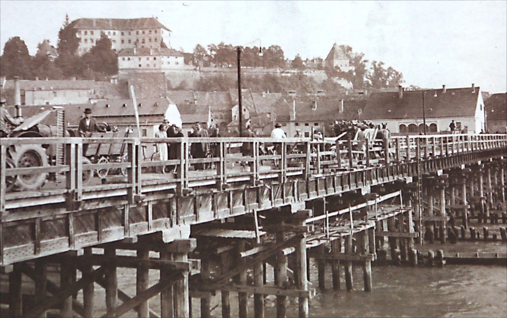 ptuj z starim mostom by vinko plesec