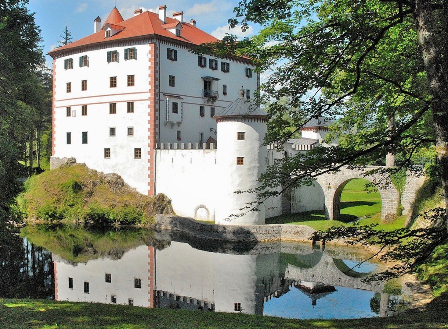 Grad snežnik by stane gortnar