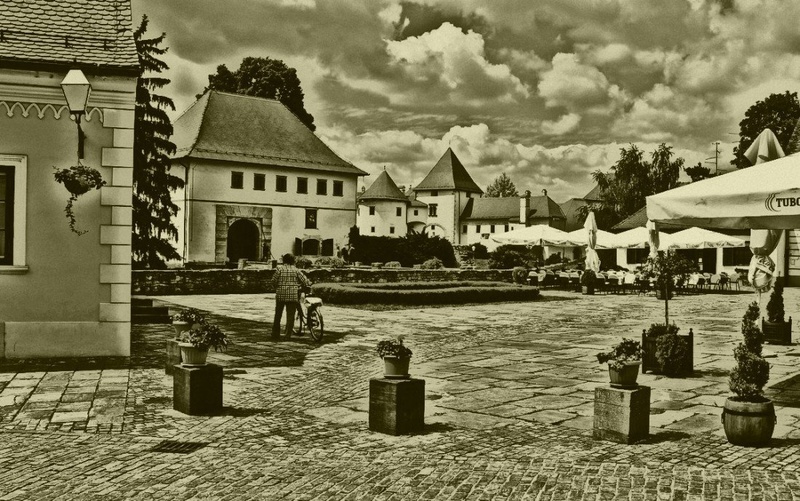 Stari grad by Dragutin Vrbanec