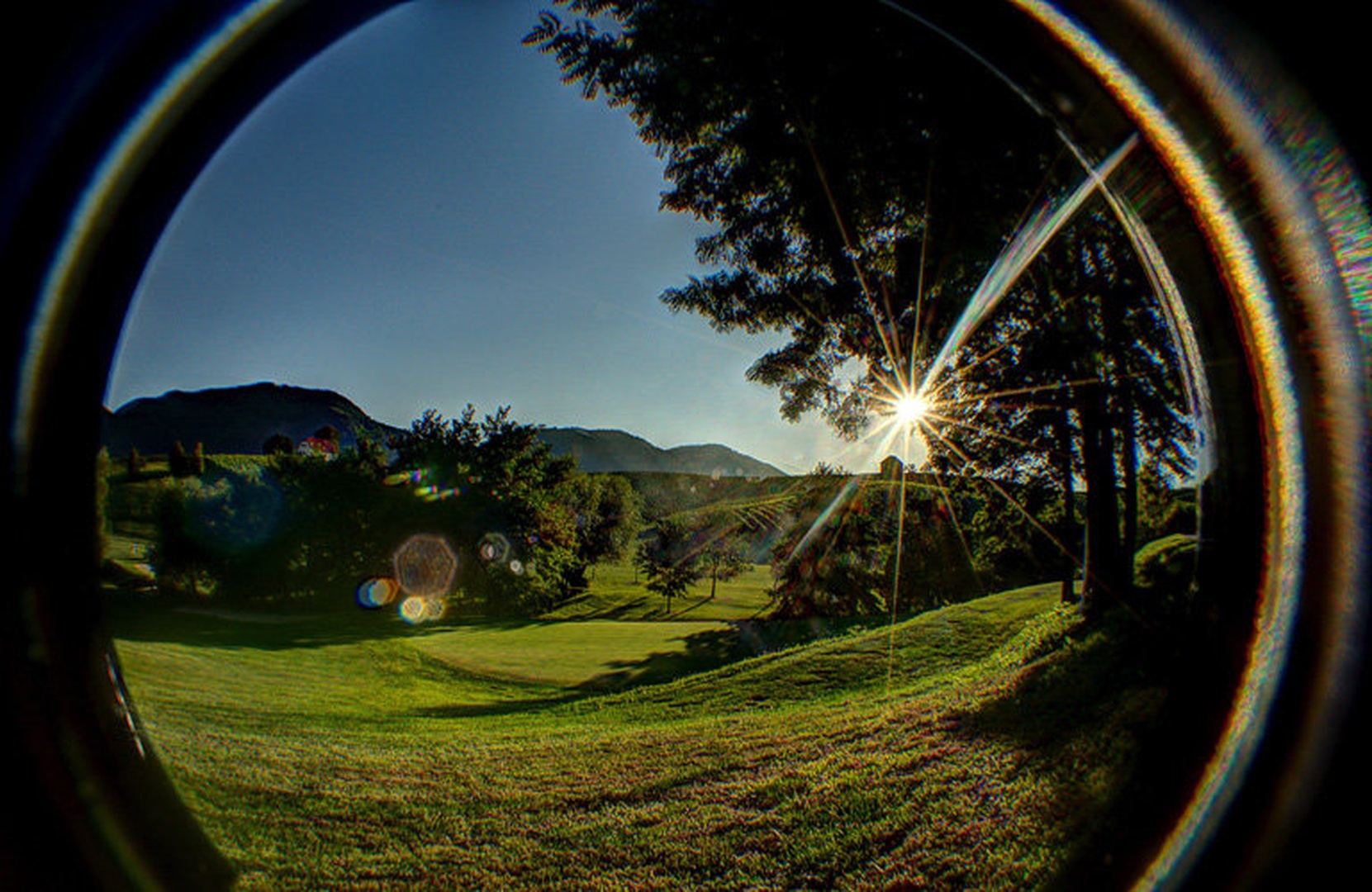 Sonce med griči by Luka Trošt