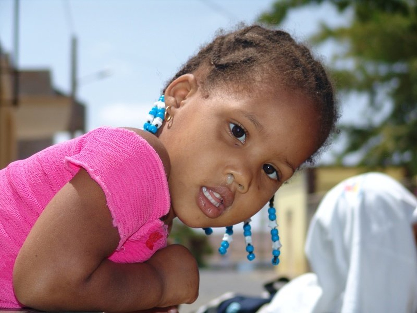 Radovedna deklica Cabo Verde by Roman Zupanc