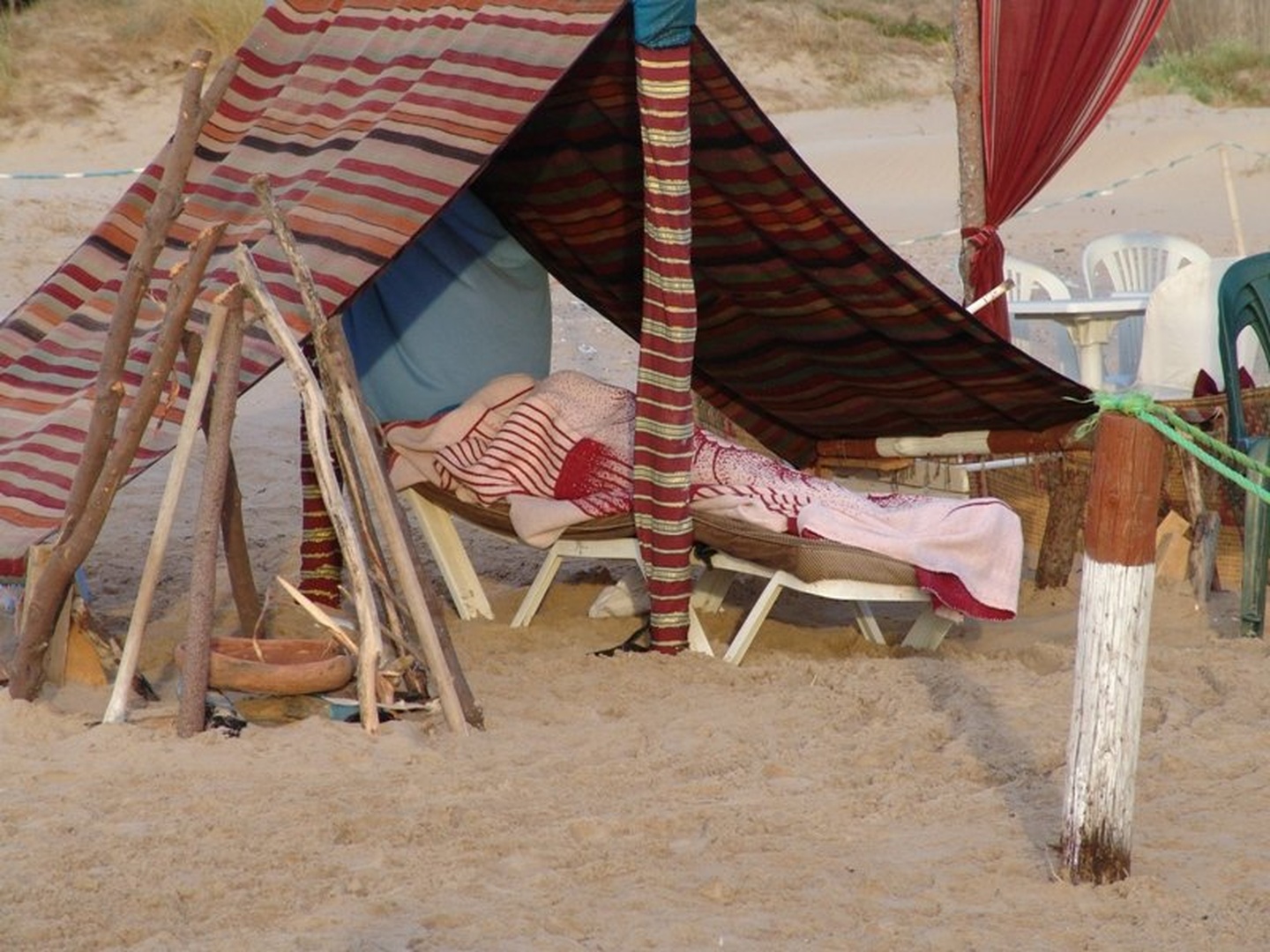 Jutro v Tuniziji, urejevalec plaže še počiva by Roman Zupanc