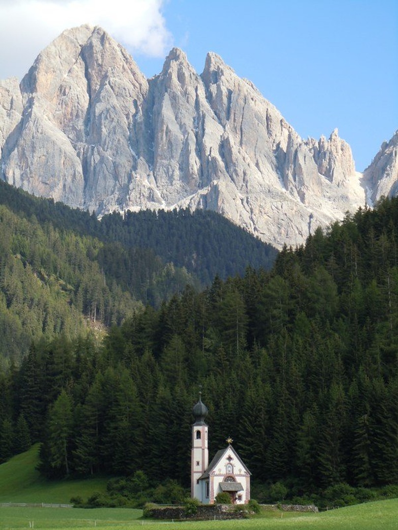Geisler grupa in cerkev St. Johann v dolini Funes by Roman Zupanc
