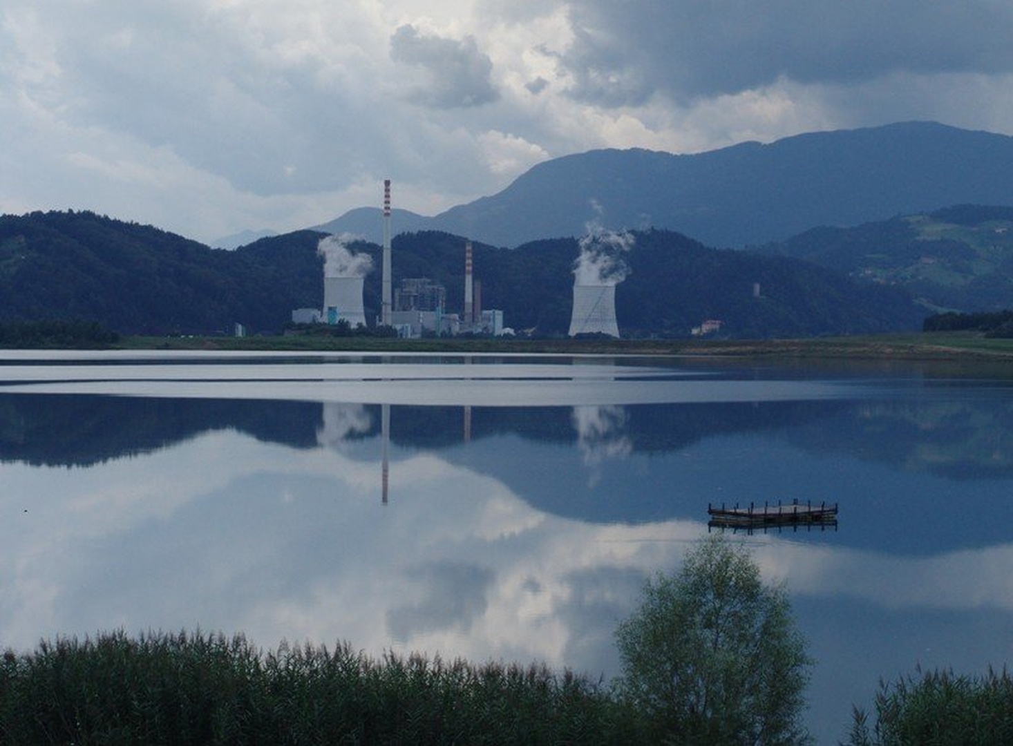 Temni oblaki se kar naprej zbirajo nad Termoelektrarno Šoštanj by Roman Zupanc