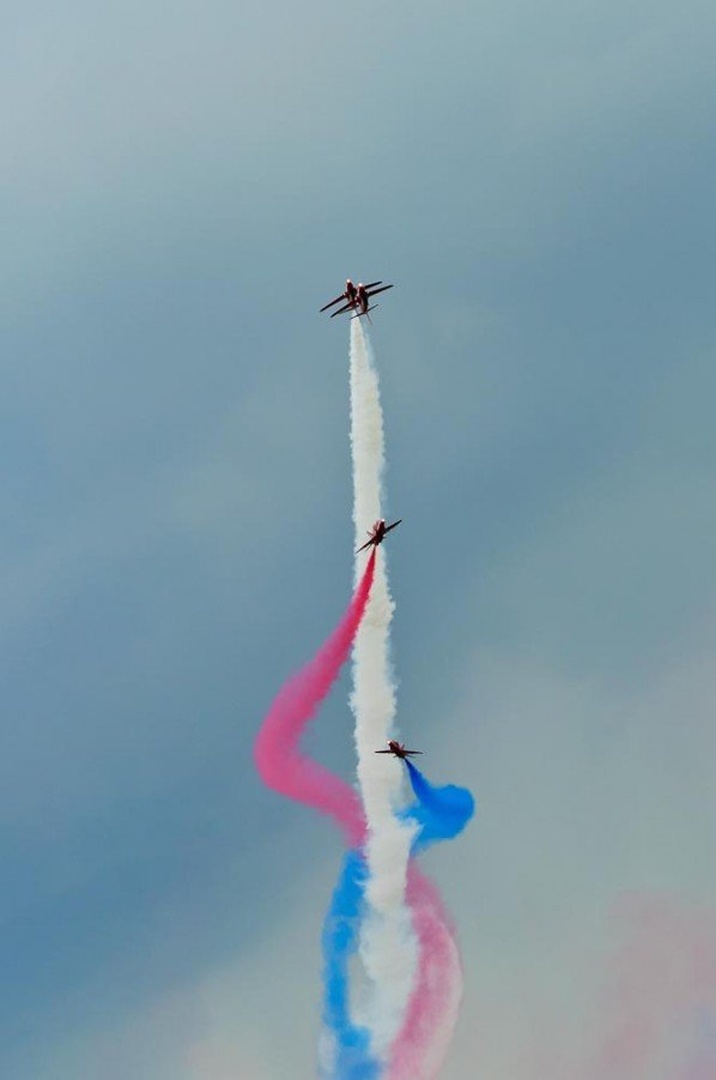 Red Arrows - II by AndrejS