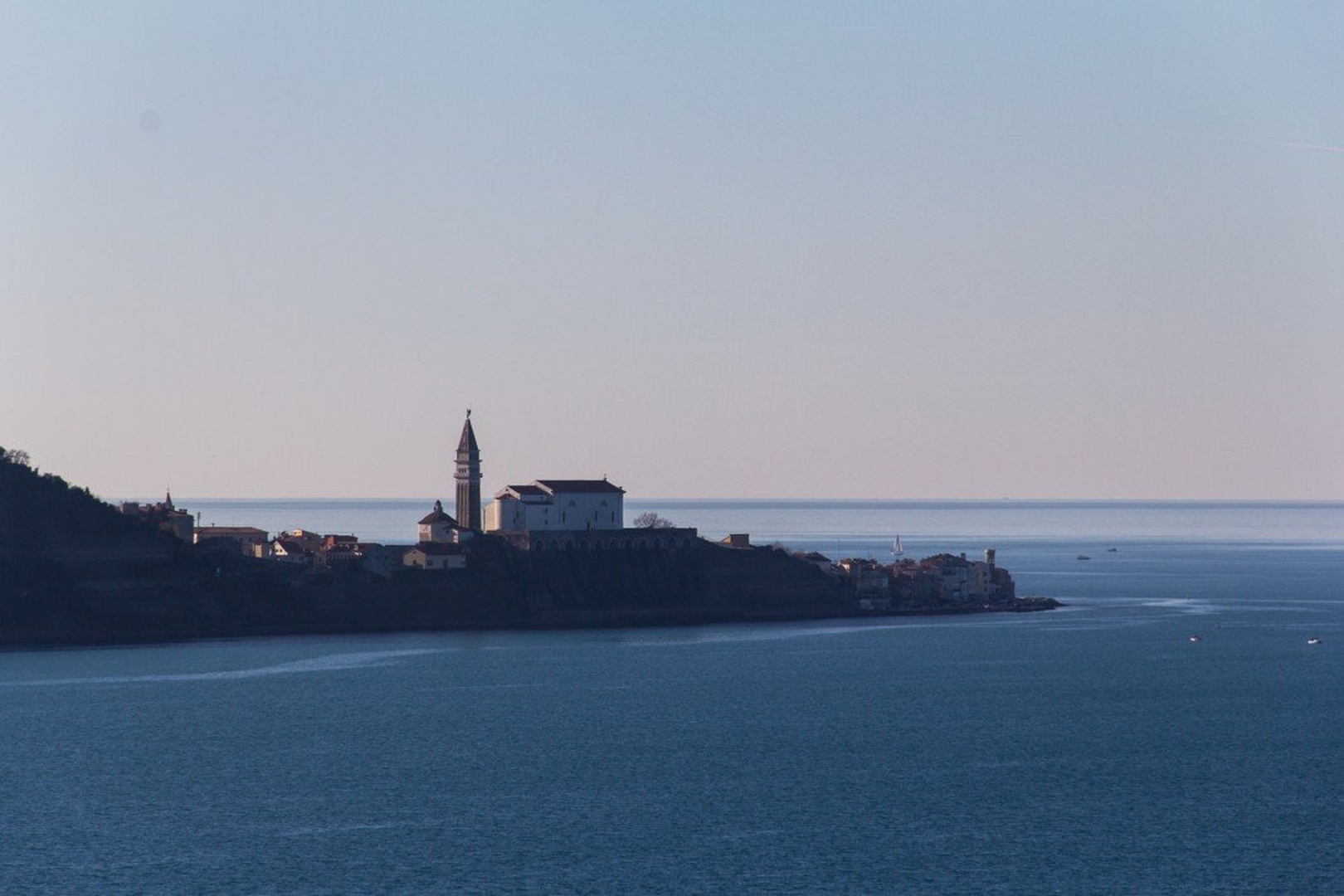 Pogled na Piran by Miklavž Grmek