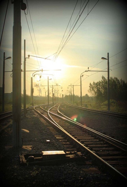 Sončni vzhod prihaja na 4. tir, 2. peron by Peter
