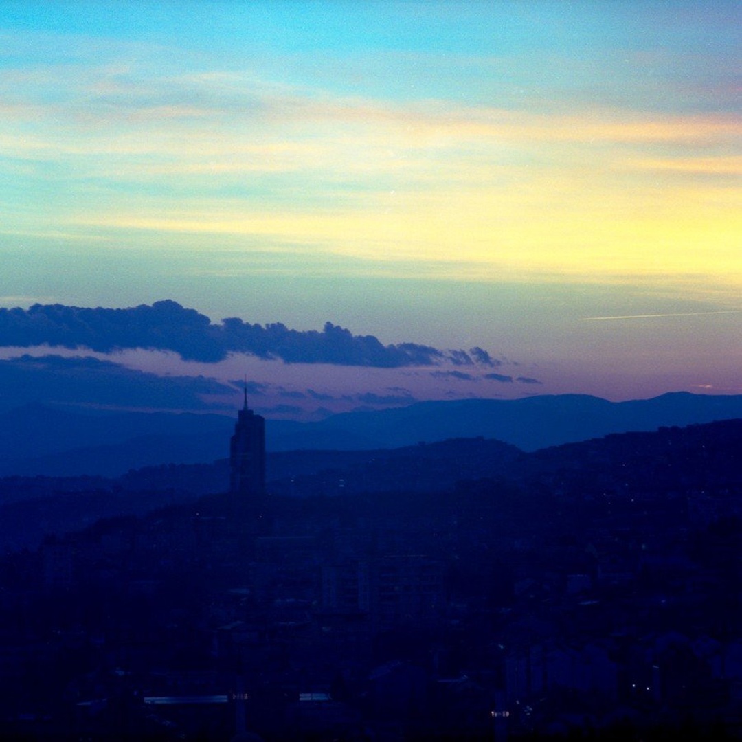 Na Sarajevo se je spustila noč by Tilen Reljič