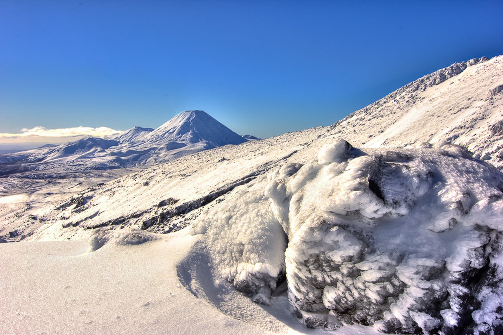 MtNgauruhoe from MtRuapehu by Andrej