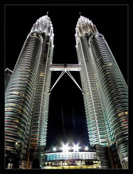 Petronas twin towers by kalamar