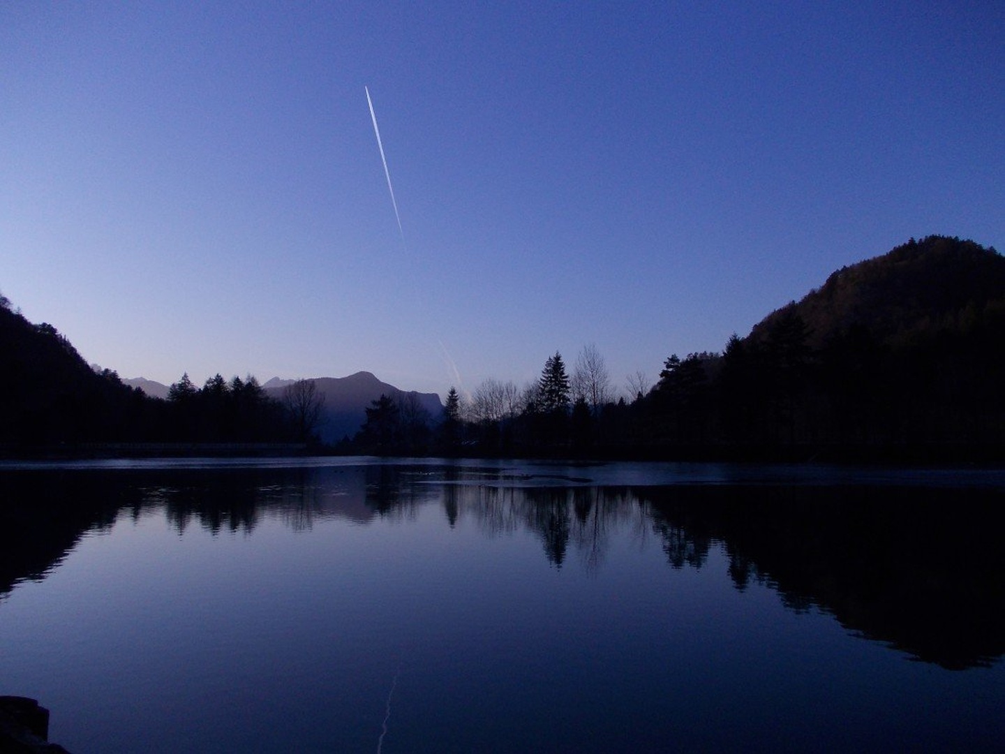 Počiva jezero v tihoti by