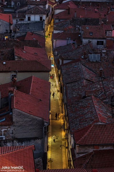 Čevljarska ulica zvečer by Jaka Ivančič