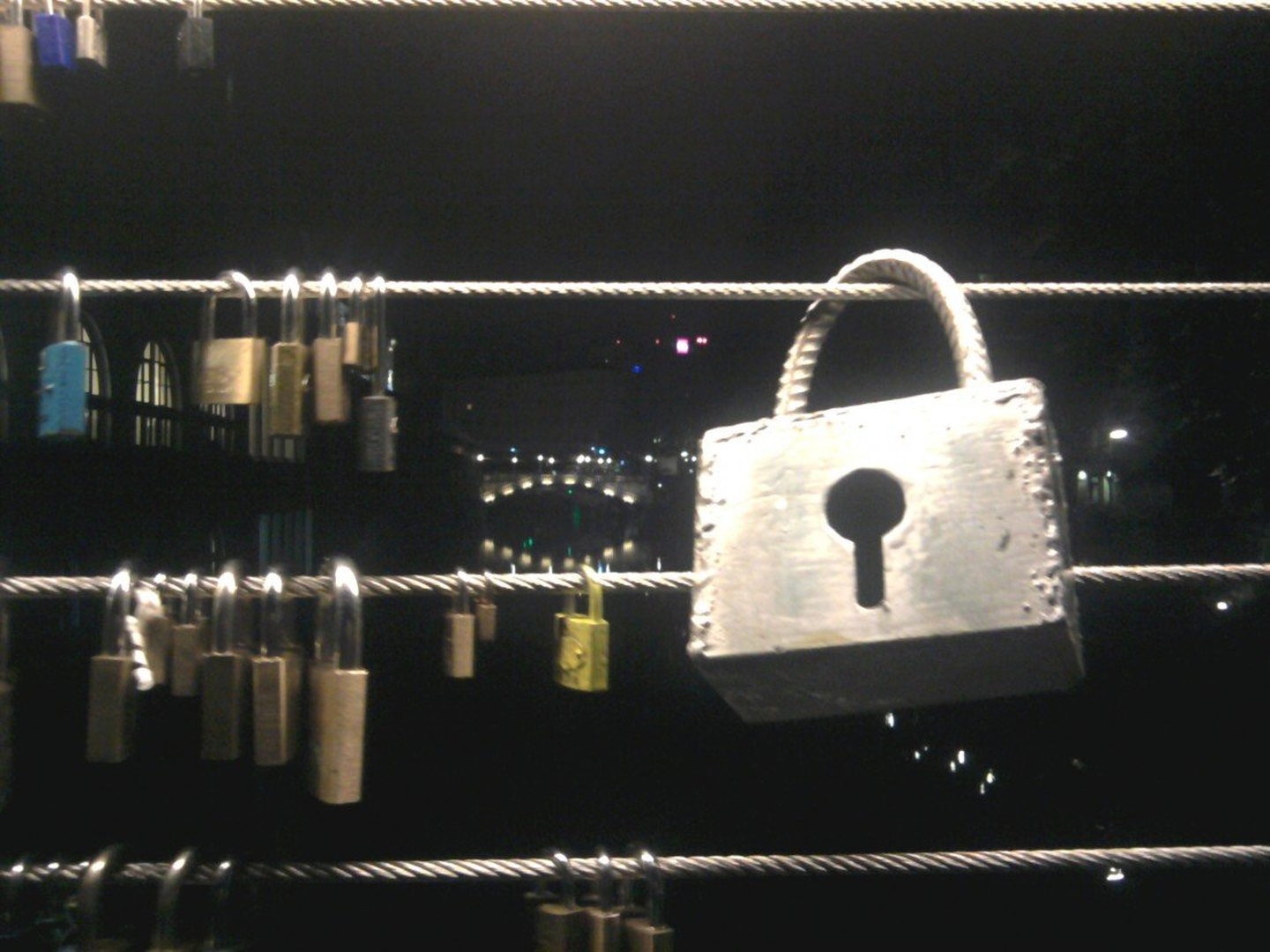 Zaklenjeno srce by Meri Pejić
